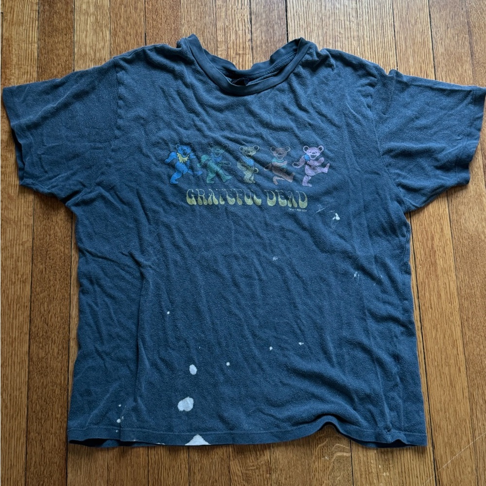 A Grateful Dead tshirt of the dancing bears
